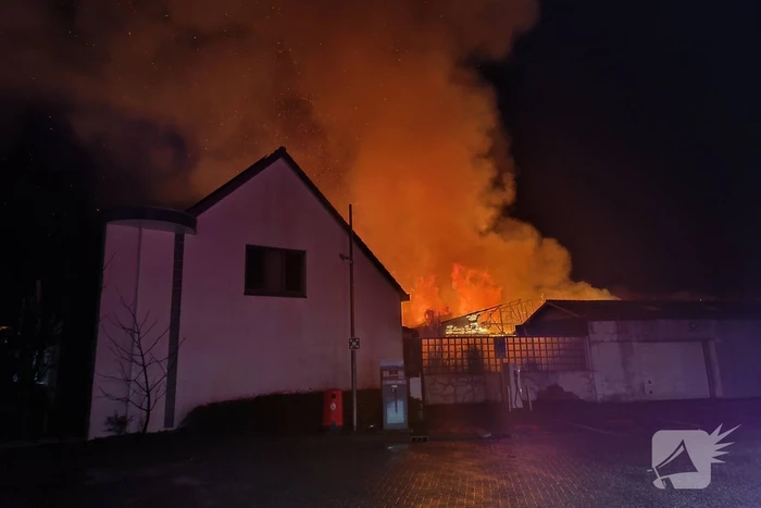 Enorme vlammenzee bij brand in loods