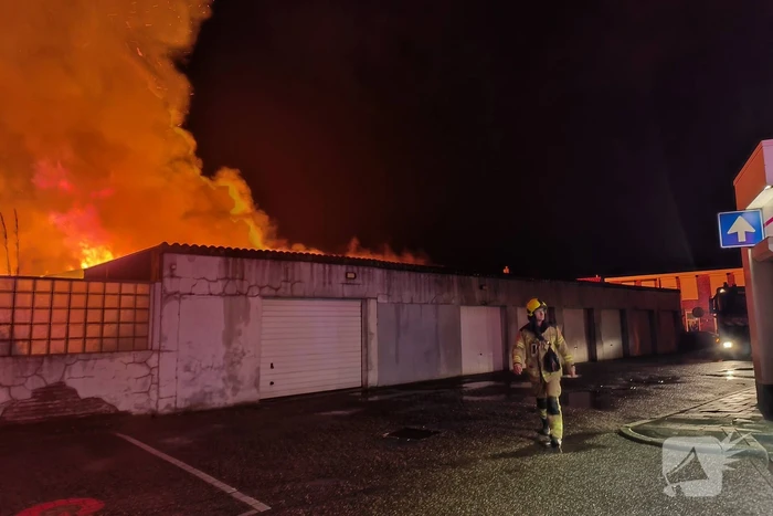 Enorme vlammenzee bij brand in loods