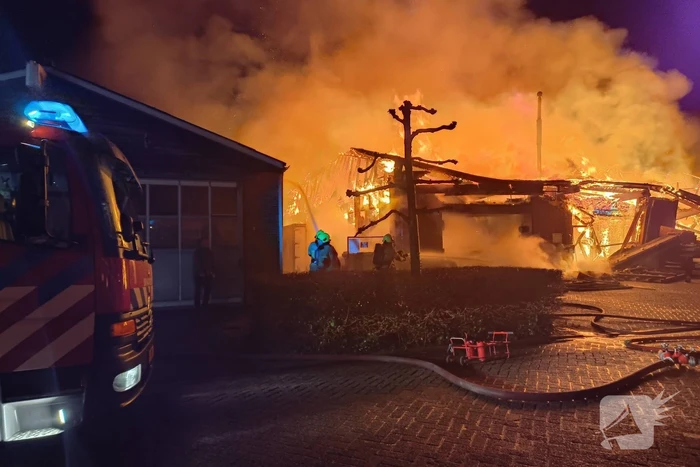 Enorme vlammenzee bij brand in loods