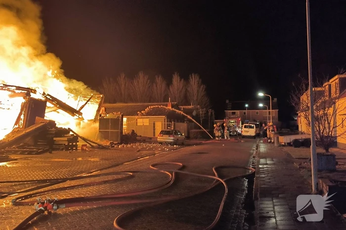 Enorme vlammenzee bij brand in loods