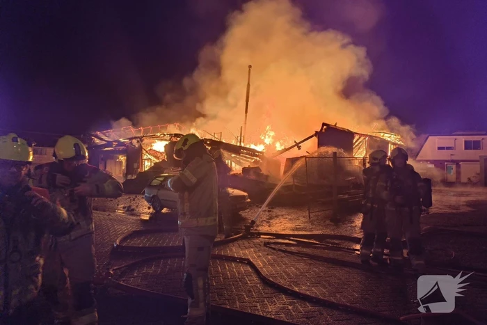 Enorme vlammenzee bij brand in loods