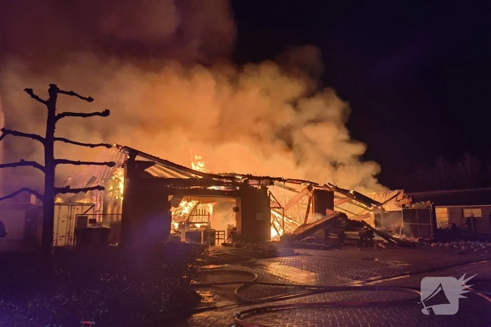 Enorme vlammenzee bij brand in loods