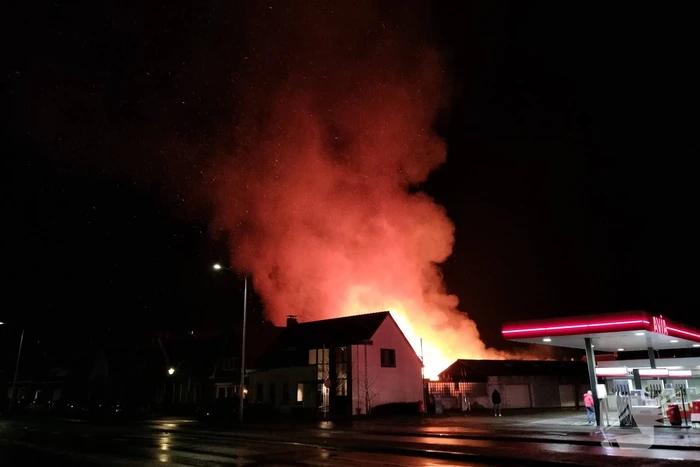 Enorme vlammenzee bij brand in loods