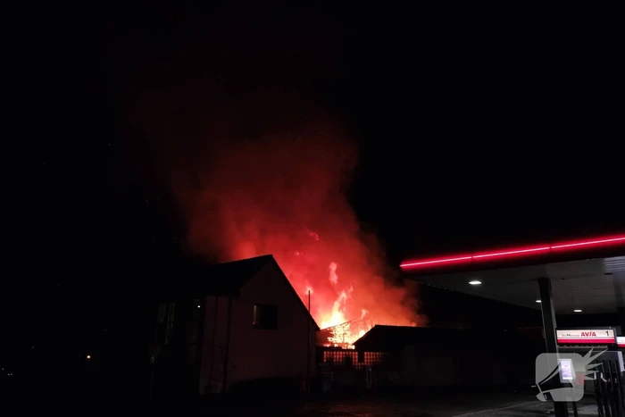 Enorme vlammenzee bij brand in loods