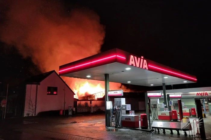 Enorme vlammenzee bij brand in loods