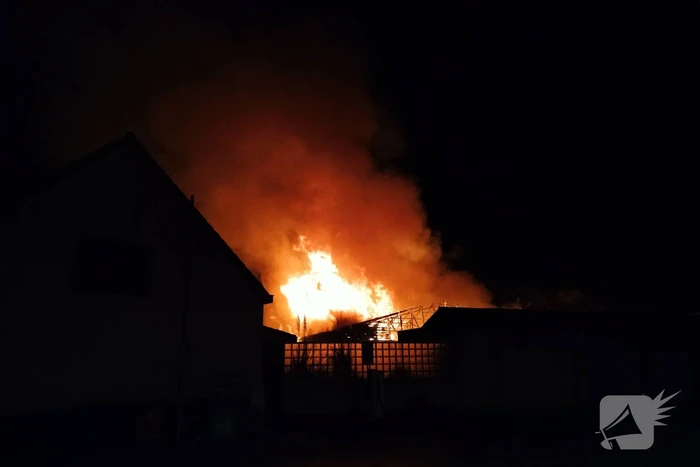 Enorme vlammenzee bij brand in loods