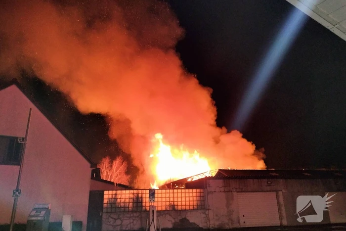 Enorme vlammenzee bij brand in loods