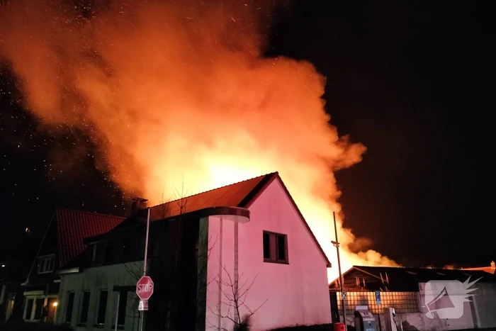 Enorme vlammenzee bij brand in loods