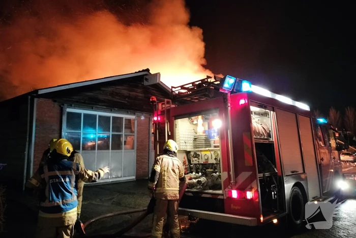 Enorme vlammenzee bij brand in loods
