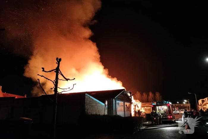 Enorme vlammenzee bij brand in loods