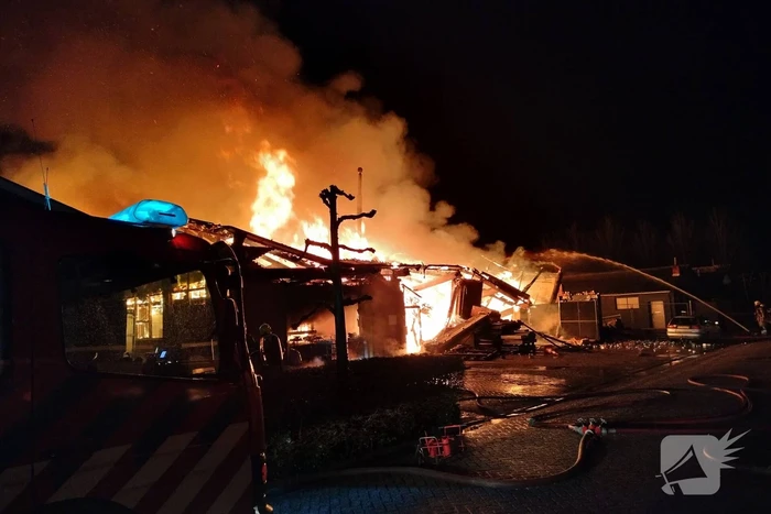 Enorme vlammenzee bij brand in loods
