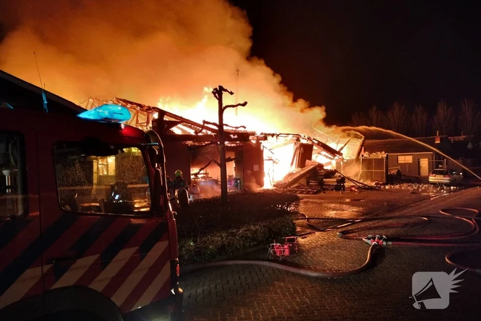 Enorme vlammenzee bij brand in loods