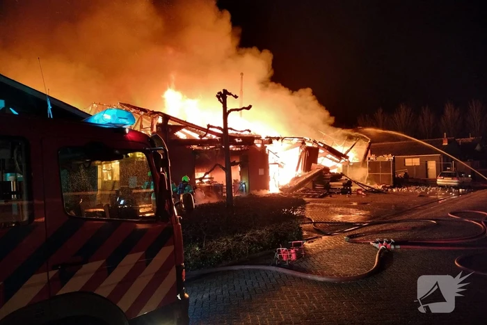 Enorme vlammenzee bij brand in loods