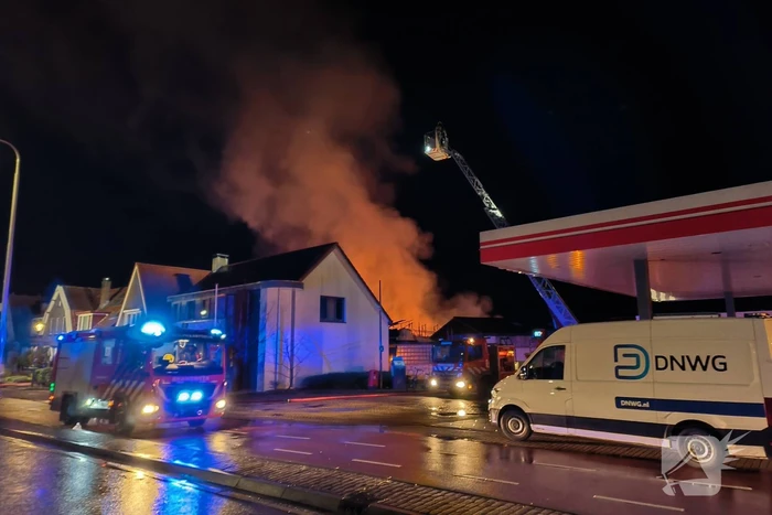 Enorme vlammenzee bij brand in loods