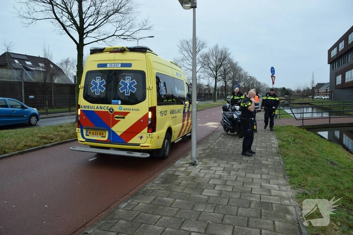 Fietser en scooterrijder botsen