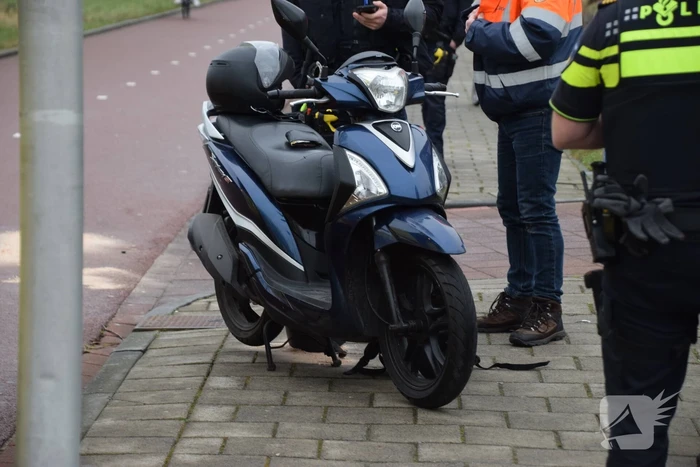 Fietser en scooterrijder botsen