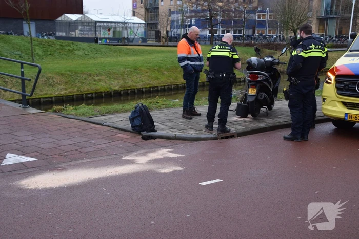 Fietser en scooterrijder botsen