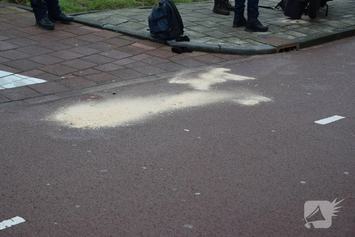 Fietser en scooterrijder botsen