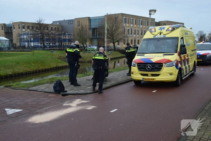 Fietser en scooterrijder botsen