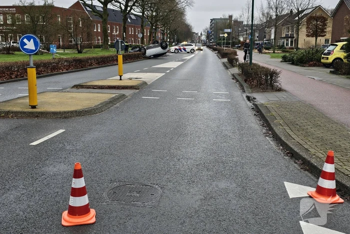 Automobilist ramt lantaarnpaal en slaat over de kop
