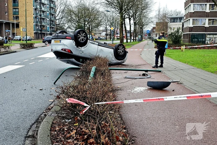 Automobilist ramt lantaarnpaal en slaat over de kop