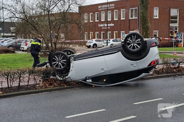Automobilist ramt lantaarnpaal en slaat over de kop