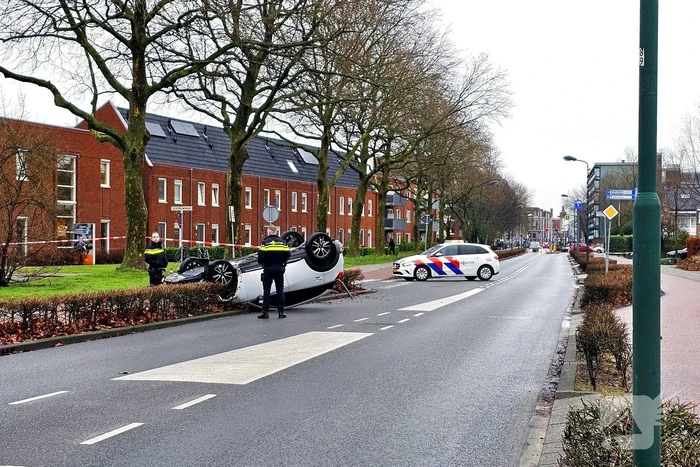 Automobilist ramt lantaarnpaal en slaat over de kop