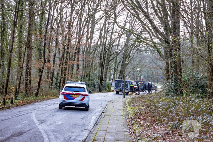 Wielrenner en lesauto met aanhanger inbotsing