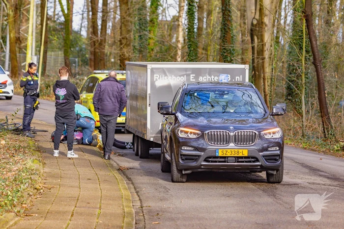 Wielrenner en lesauto met aanhanger inbotsing