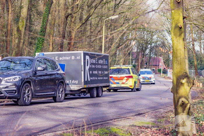 Wielrenner en lesauto met aanhanger inbotsing