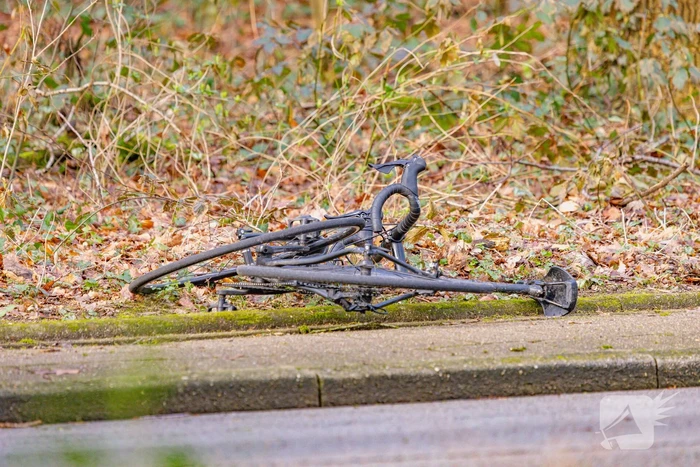Wielrenner en lesauto met aanhanger inbotsing