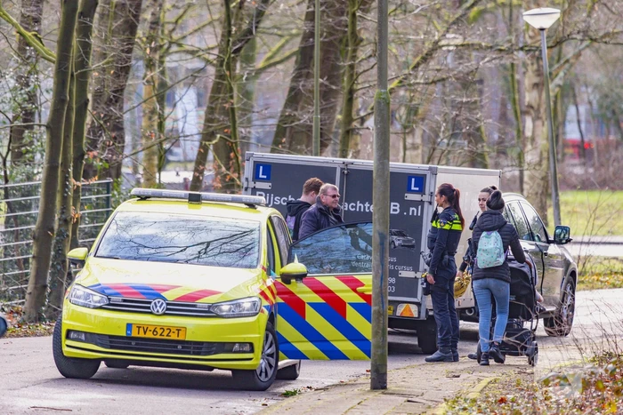 Wielrenner en lesauto met aanhanger inbotsing