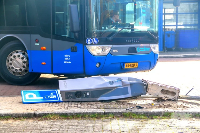 Lijnbus rijdt laadpaal uit de grond