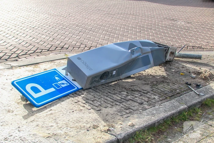 Lijnbus rijdt laadpaal uit de grond