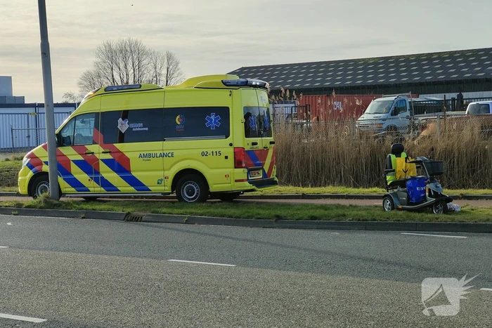 Persoon valt uit scootmobiel