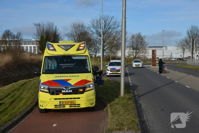 Persoon valt uit scootmobiel