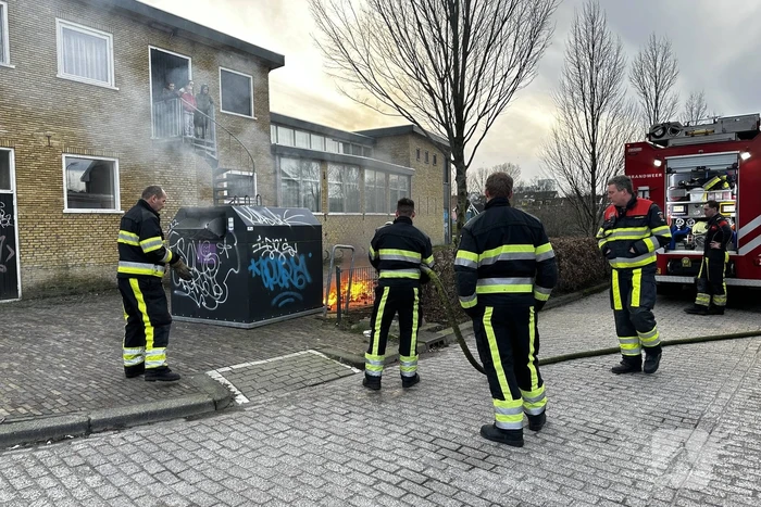 Textielcontainer vat vlam