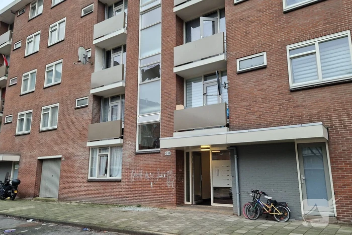 Schade door explosie in trappenhuis van flat