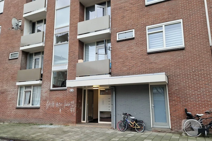 Schade door explosie in trappenhuis van flat