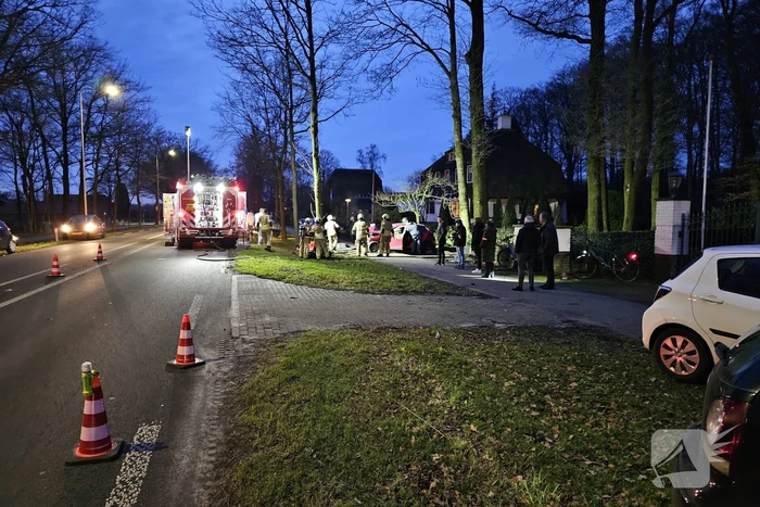 Automobilist ernstig gewond bij botsing met boom