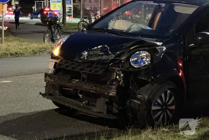 Schade bij ongeval tussen auto en kleine vrachtwagen