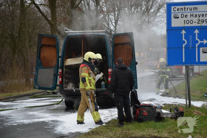 Bestelbus verwoest door brand