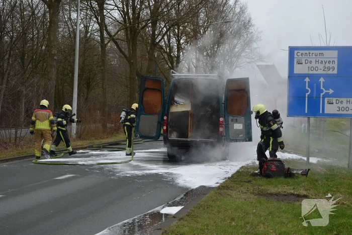Bestelbus verwoest door brand