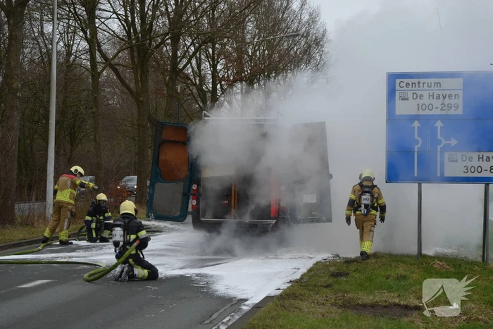 Bestelbus verwoest door brand