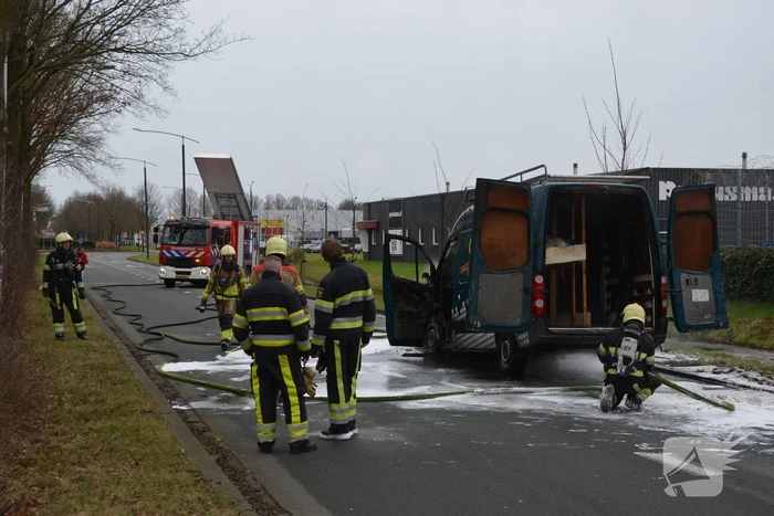 Bestelbus verwoest door brand