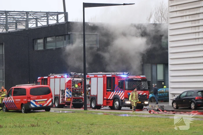 Flinke rookontwikkeling bij grote brand in bedrijfspand