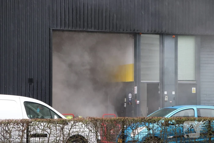 Flinke rookontwikkeling bij grote brand in bedrijfspand