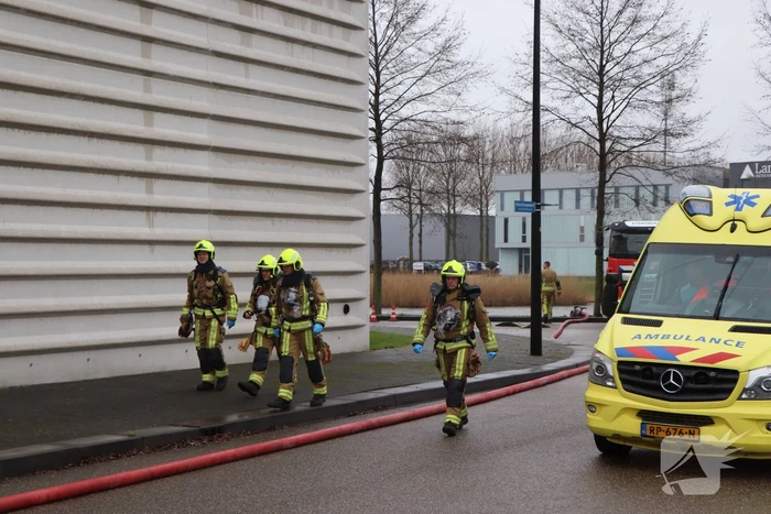Flinke rookontwikkeling bij grote brand in bedrijfspand