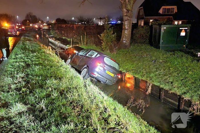 Auto belandt in sloot nadat ramen beslaan