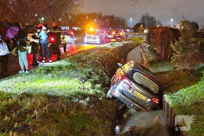 Auto belandt in sloot nadat ramen beslaan